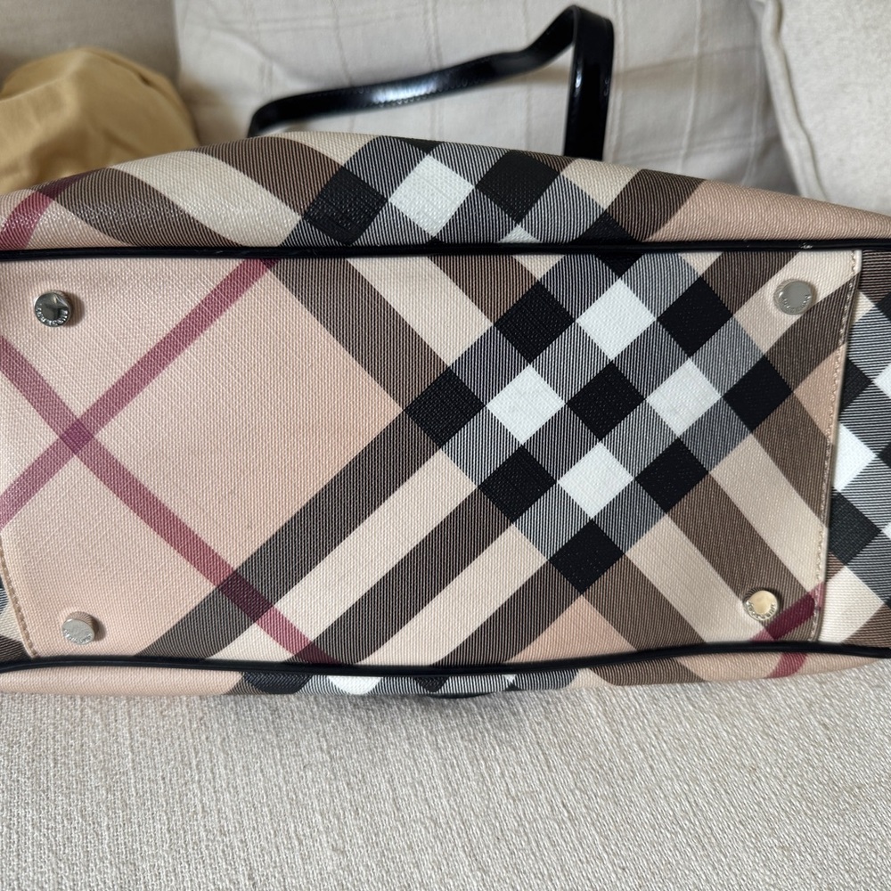 Elegant Checkered Tote with Black Accents - Picture 7 of 7